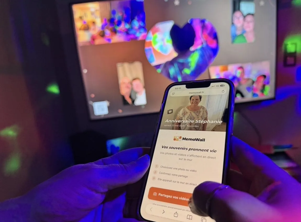 Un invité partage un contenu depuis son téléphone, le mur en arrière-plan.